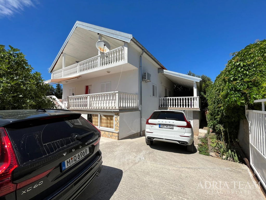 PREUREĐENA APARTMANSKA KUĆA 200 m OD MORA, GARAŽA I VRT - GORNJI KARIN