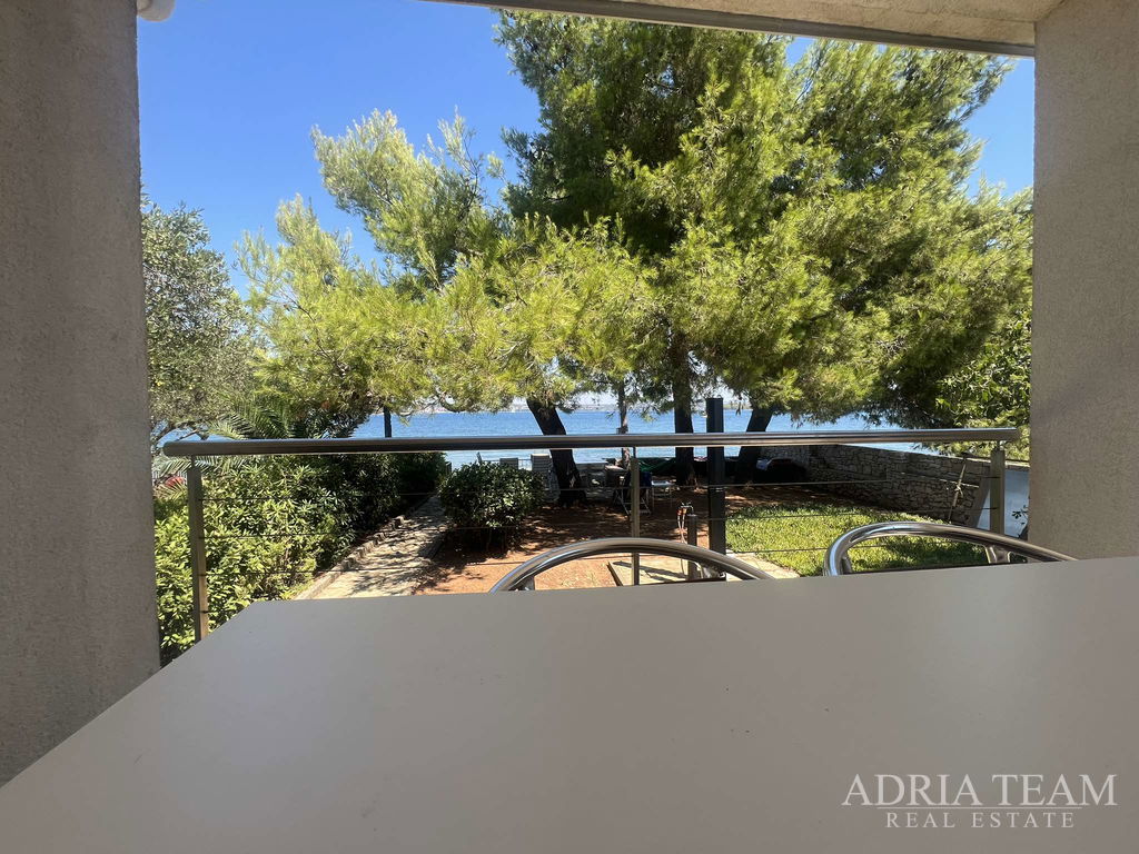 SAMOSTOJEĆA KUĆA, PRVI RED DO MORA - TKON, PAŠMAN