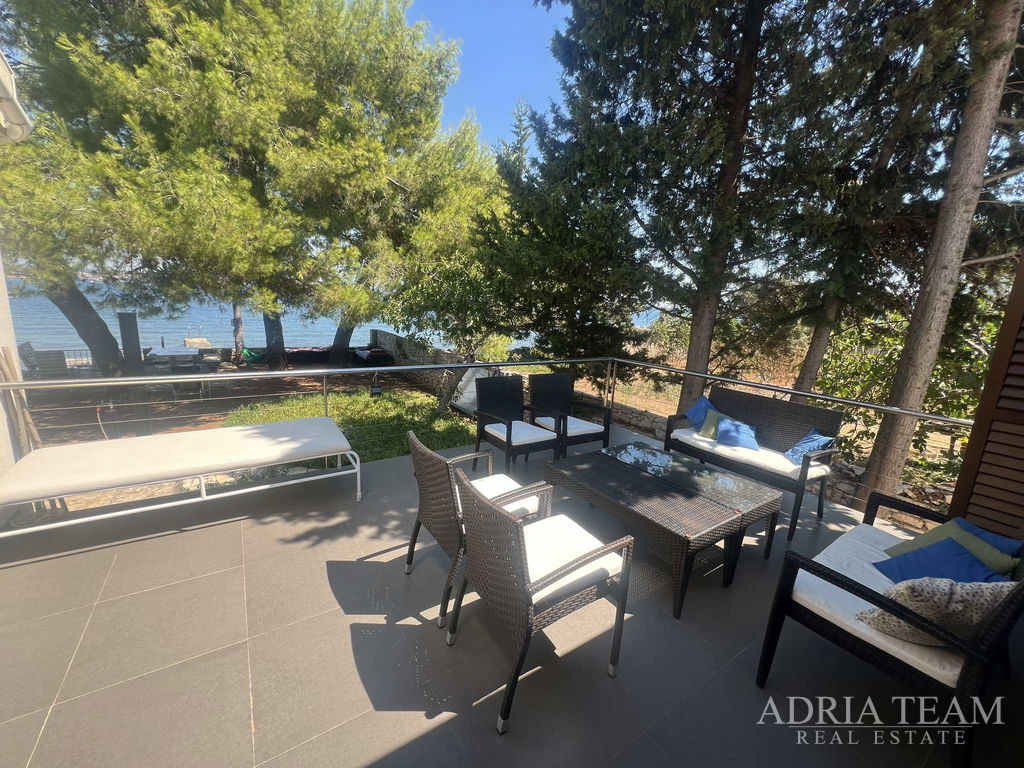 SAMOSTOJEĆA KUĆA, PRVI RED DO MORA - TKON, PAŠMAN