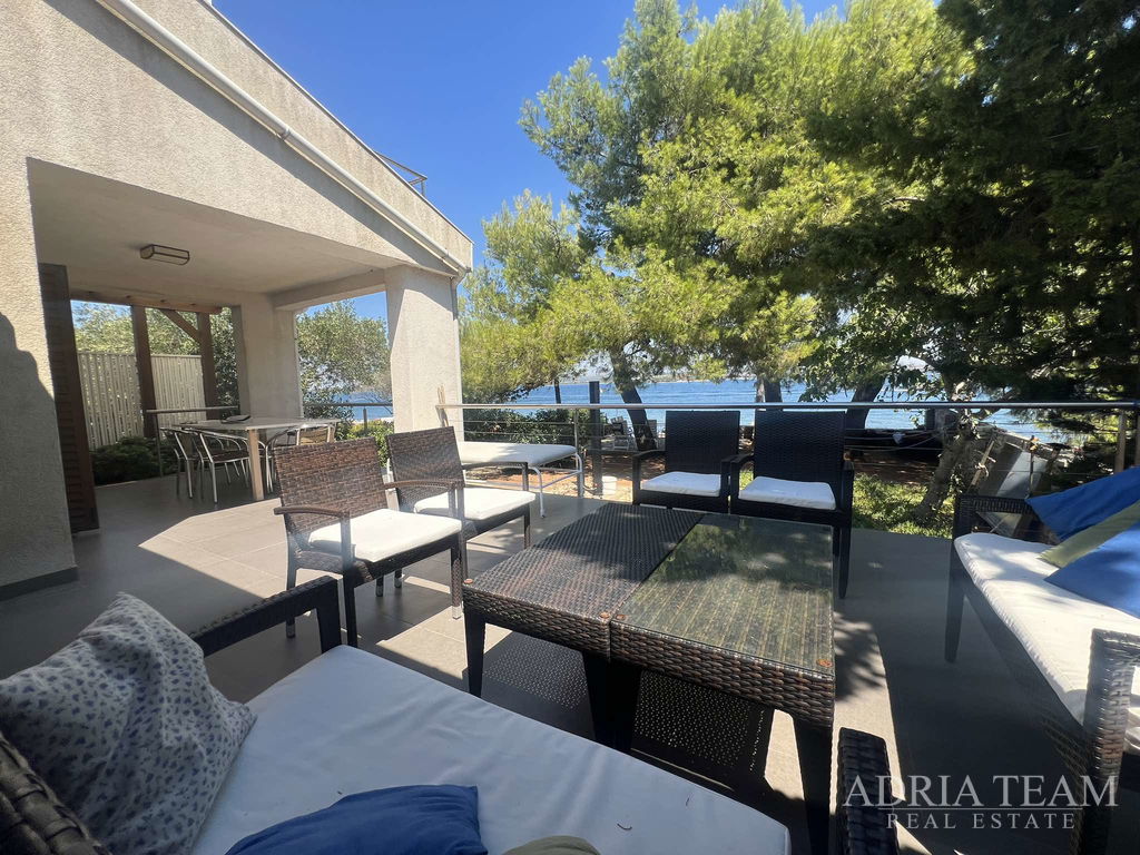 SAMOSTOJEĆA KUĆA, PRVI RED DO MORA - TKON, PAŠMAN