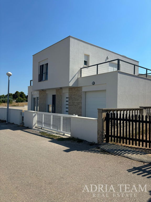 KUĆA S GARAŽOM TE OTVORENIM POGLEDOM NA MORE I PLANINE - VIR