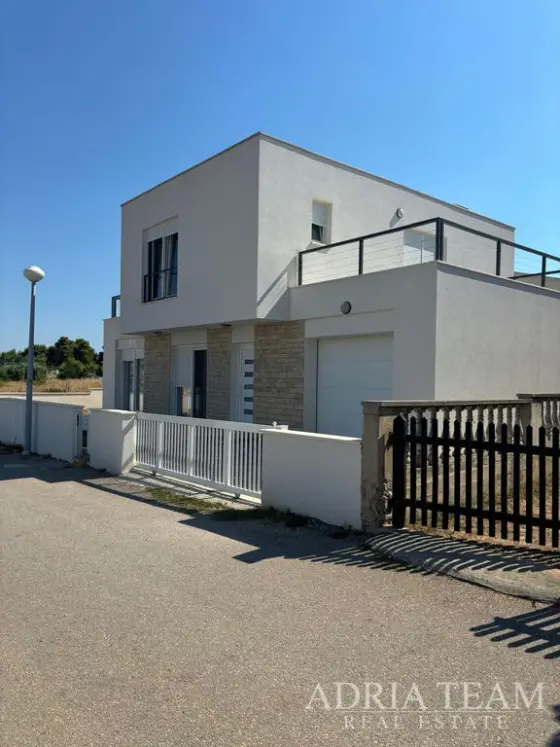 KUĆA S GARAŽOM TE OTVORENIM POGLEDOM NA MORE I PLANINE - VIR nekretnina za prodaju