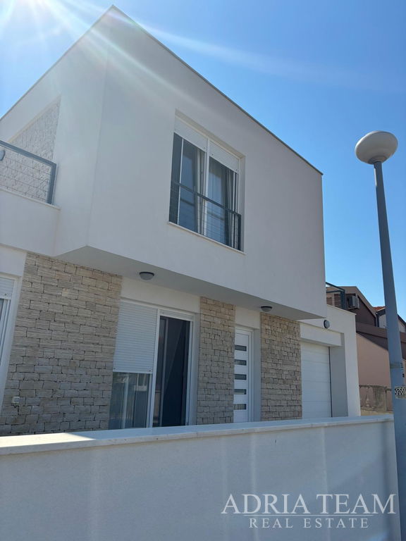 KUĆA S GARAŽOM TE OTVORENIM POGLEDOM NA MORE I PLANINE - VIR