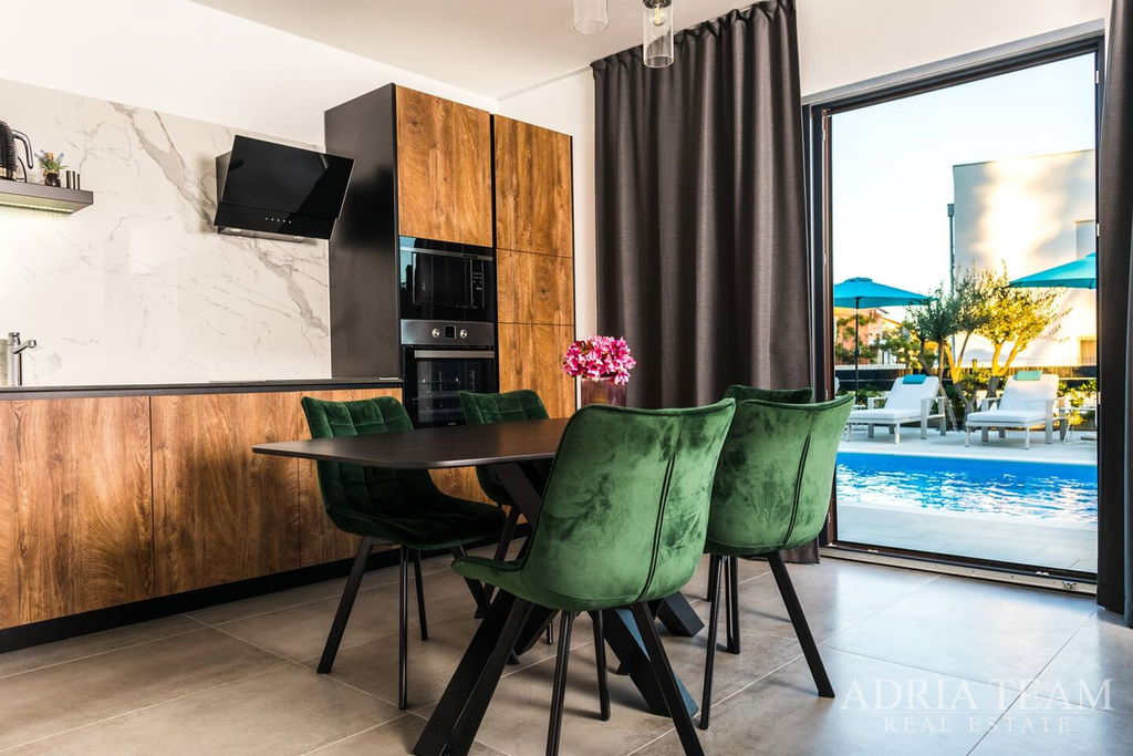 APARTMANI U URBANOJ VILI S BAZENOM, 250m OD MORA - VIR, ZADAR