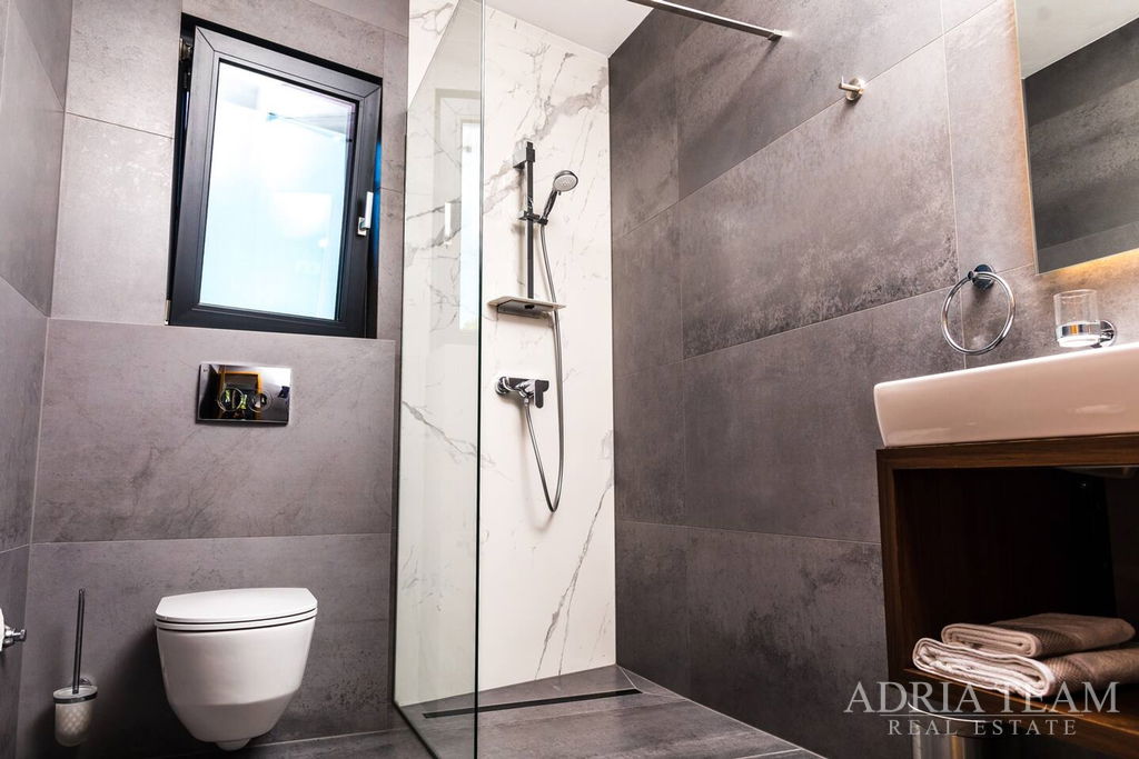 APARTMANI U URBANOJ VILI S BAZENOM, 250m OD MORA - VIR, ZADAR