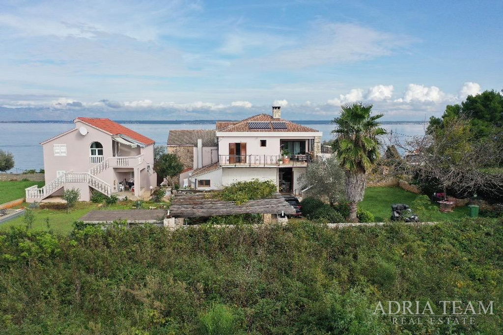 GRAĐEVINSKO ZEMLJIŠTE, 45 m OD MORA - UGLJAN