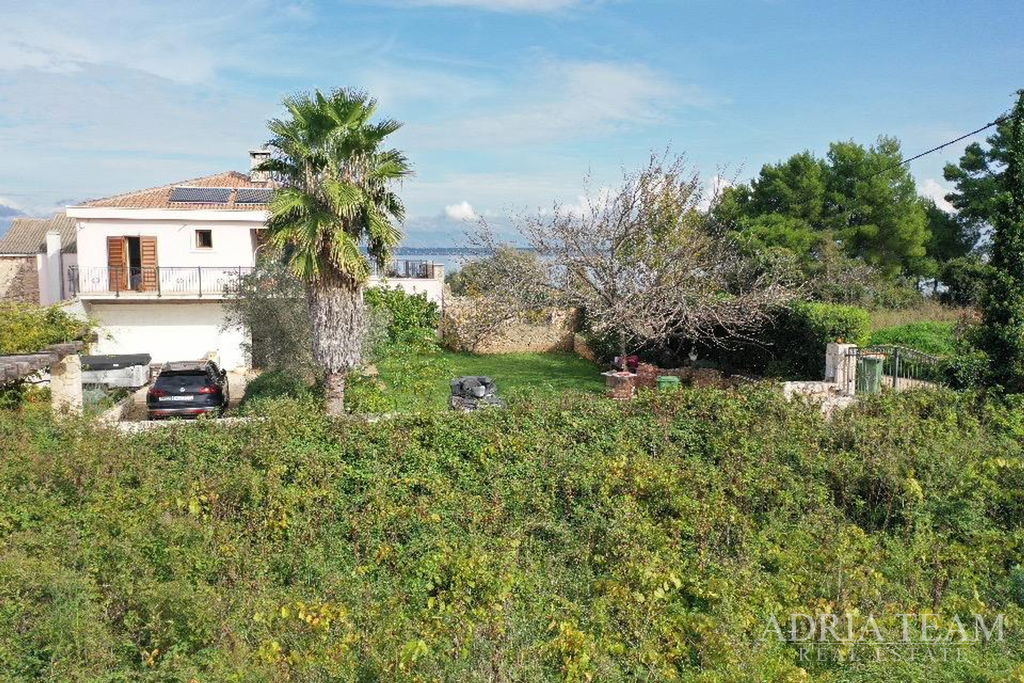 GRAĐEVINSKO ZEMLJIŠTE, 45 m OD MORA - UGLJAN