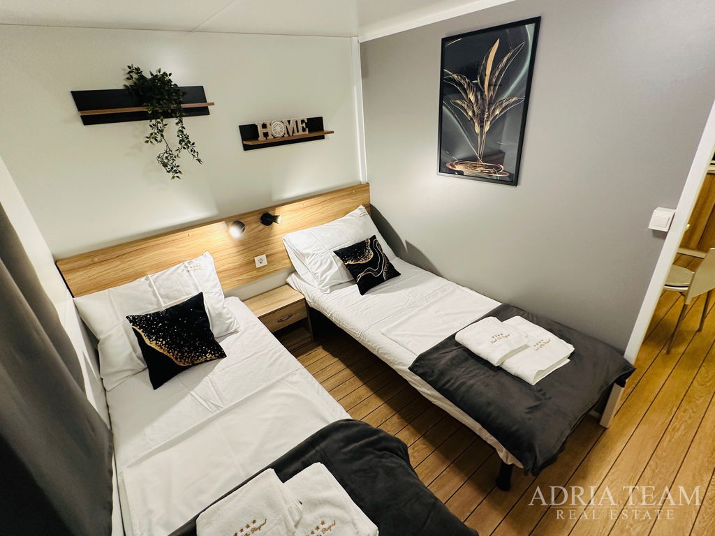 MOBILNA KUĆICA TIPA ADRIA, KAPACITETA 4+2 OSOBE - BIOGRAD NA MORU