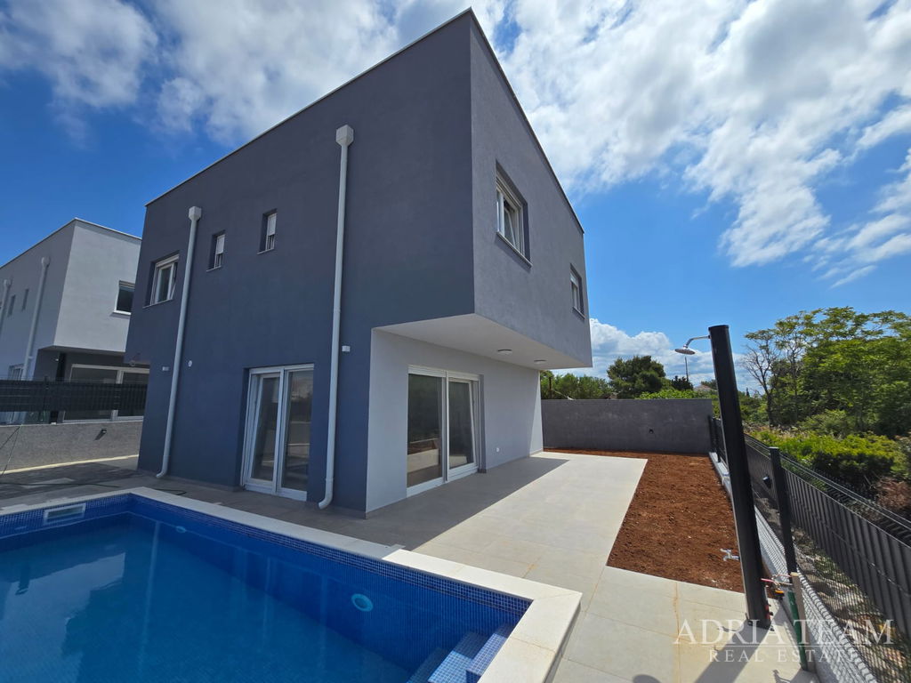 MODERNA KUĆA S BAZENOM - VIR