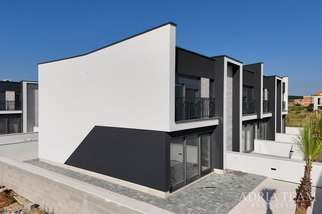 DVOETAŽNI APARTMAN U NOVOGRADNJI - PRIVLAKA