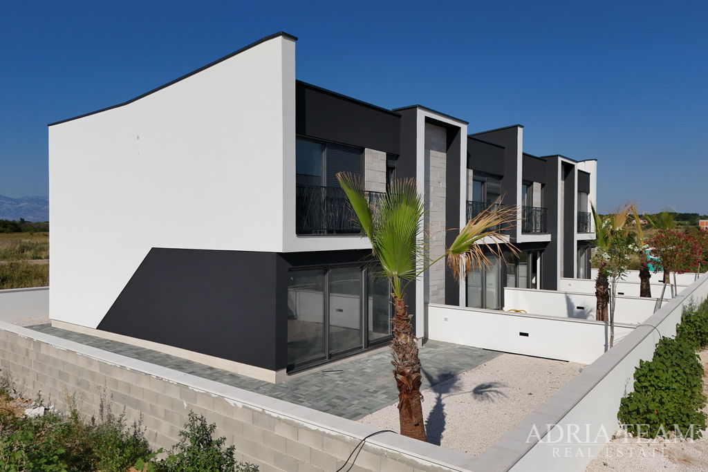 DVOETAŽNI APARTMAN U NOVOGRADNJI - PRIVLAKA