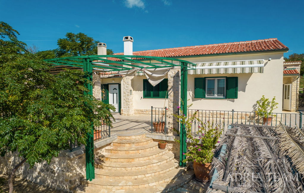 VILA S BAZENOM I LIJEPO UREĐENIM PROSTRANIM DVORIŠTEM - CASKA, PAG