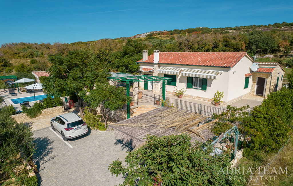 VILA S BAZENOM I LIJEPO UREĐENIM PROSTRANIM DVORIŠTEM - CASKA, PAG