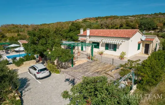 VILA S BAZENOM I LIJEPO UREĐENIM PROSTRANIM DVORIŠTEM - CASKA, PAG nekretnina za prodaju