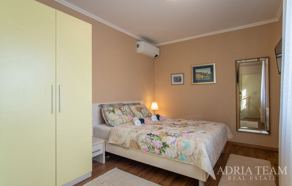 VILA S BAZENOM I LIJEPO UREĐENIM PROSTRANIM DVORIŠTEM - CASKA, PAG