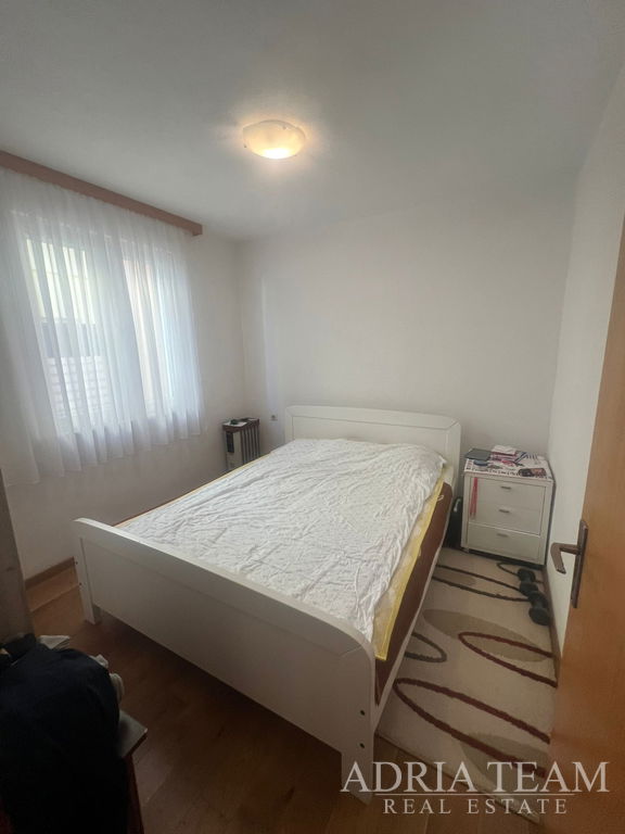 KUĆA S DVIJE STAMBENE JEDINICE, 50 m OD MORA - VIR, JUŽNA STRANA