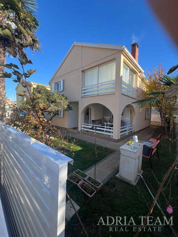 KUĆA S DVIJE STAMBENE JEDINICE, 50 m OD MORA - VIR, JUŽNA STRANA