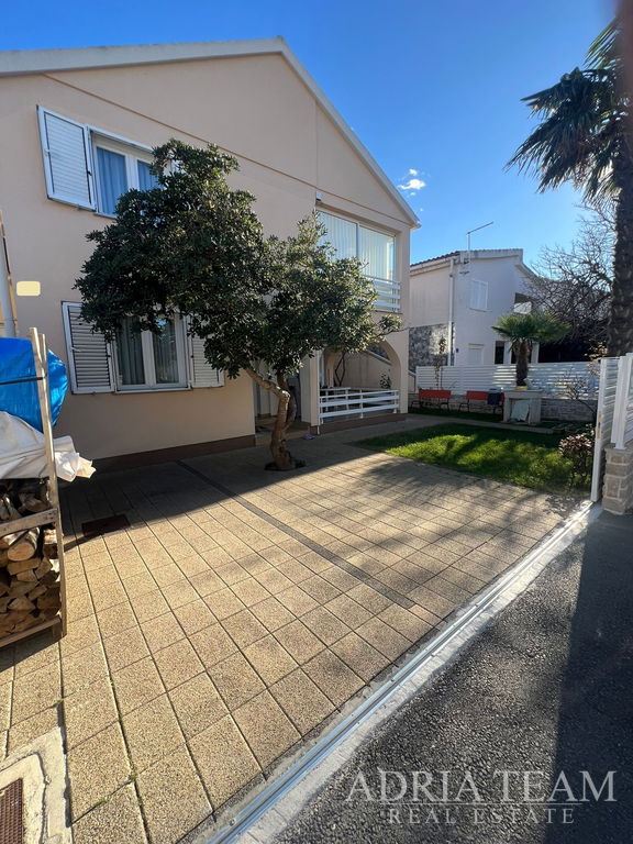 KUĆA S DVIJE STAMBENE JEDINICE, 50 m OD MORA - VIR, JUŽNA STRANA