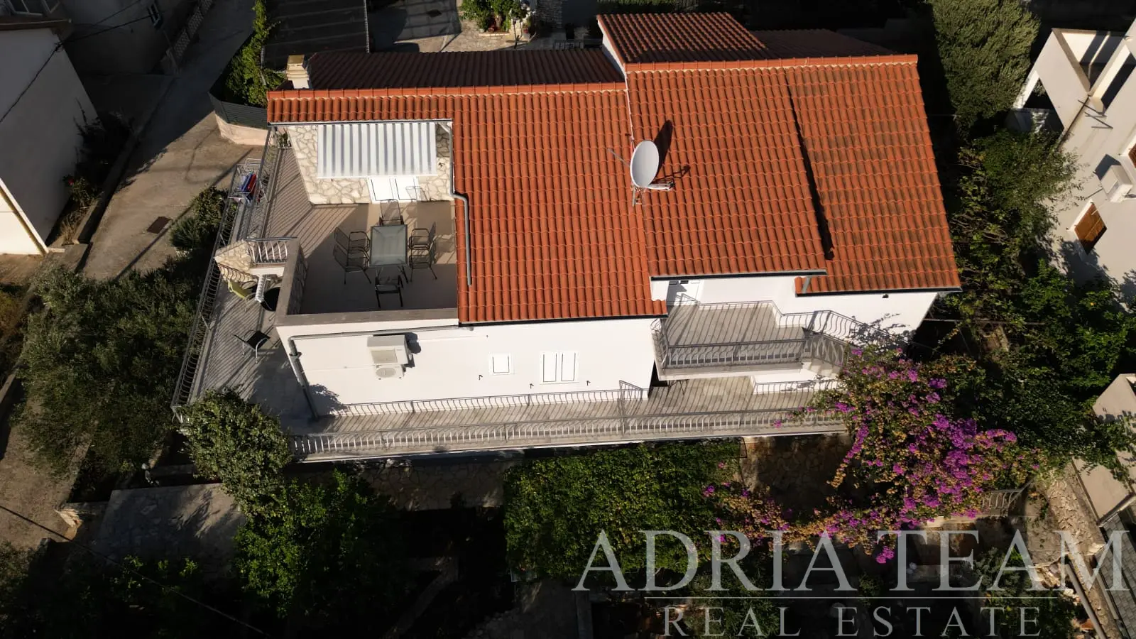 SAMOSTOJEĆA KUĆA SA 7 APARTMANA, 100 m OD MORA I PLAŽE - ŠTOMORSKA, ŠOLTA