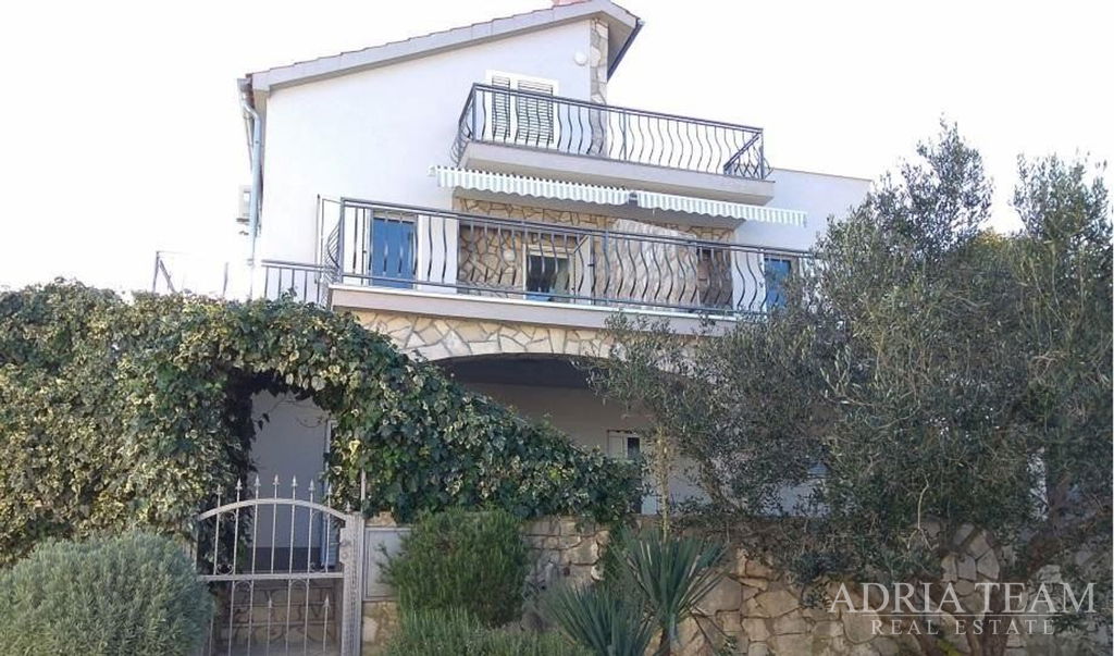 SAMOSTOJEĆA KUĆA SA 7 APARTMANA, 100 m OD MORA I PLAŽE - ŠTOMORSKA, ŠOLTA