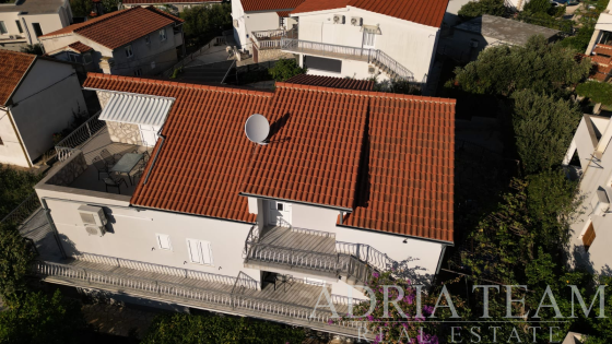 SAMOSTOJEĆA KUĆA SA 7 APARTMANA, 100 m OD MORA I PLAŽE - ŠTOMORSKA, ŠOLTA nekretnina za prodaju
