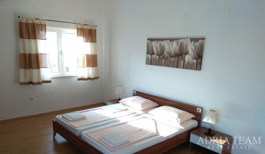 SAMOSTOJEĆA KUĆA SA 7 APARTMANA, 100 m OD MORA I PLAŽE - ŠTOMORSKA, ŠOLTA