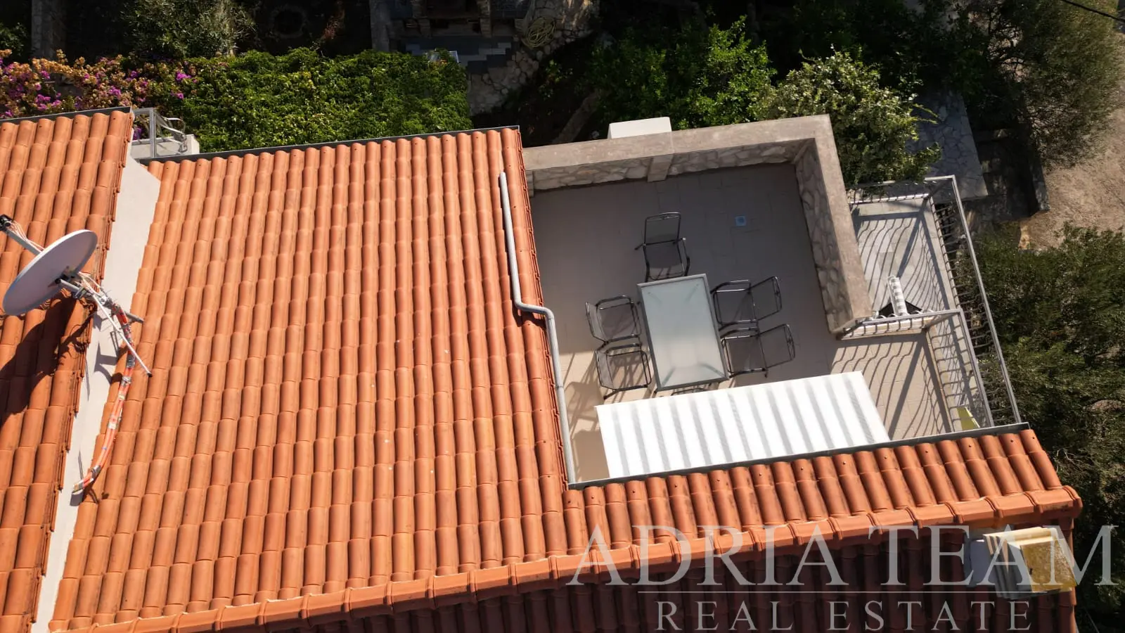 SAMOSTOJEĆA KUĆA SA 7 APARTMANA, 100 m OD MORA I PLAŽE - ŠTOMORSKA, ŠOLTA