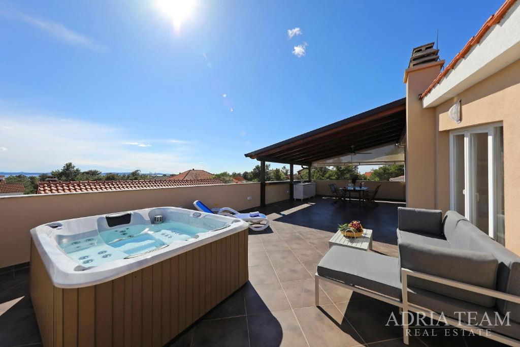 VILA S BAZENOM I POGLEDOM NA MORE - PRIVLAKA, ZADAR