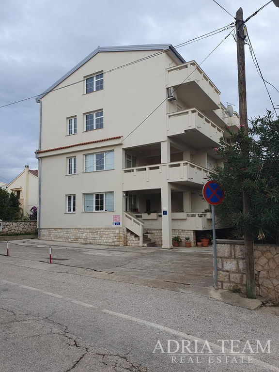APARTMANSKA KUĆA BLIZU CENTRA S POGLEDOM NA MORE - NOVALJA, PAG