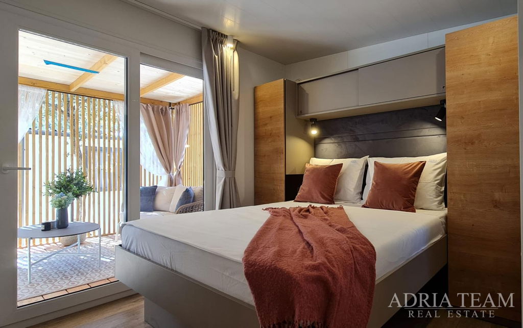 POTPUNO OPREMLJENA LUKSUZNA MOBILNA KUĆICA 6+2, UDALJENA SAMO 320m OD MORA - BIOGRAD NA MORU