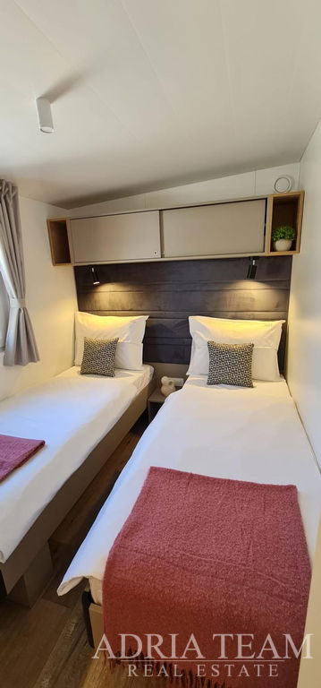 POTPUNO OPREMLJENA LUKSUZNA MOBILNA KUĆICA 6+2, UDALJENA SAMO 320m OD MORA - BIOGRAD NA MORU