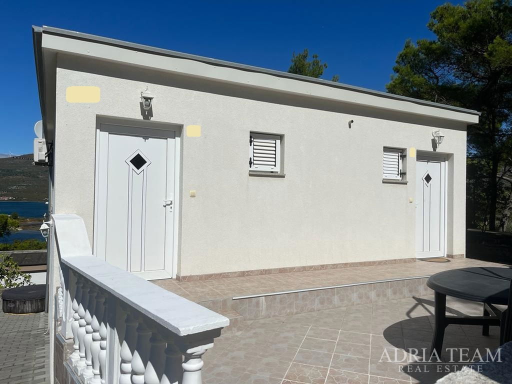 KUĆA S TRI STAMBENE JEDINICE, POGLED NA MORE I VELEBIT - DONJI KARIN