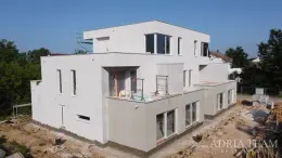 APARTMAN S VRTOM, NOVOGRADNJA - PRIVLAKA nekretnina za prodaju