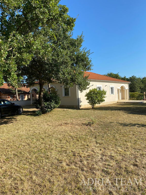 KUĆA PRIZEMNICA S VELIKOM OKUĆNICOM I DVIJE STAMBENE JEDINICE - MALI VAREŠKI, MARČANA