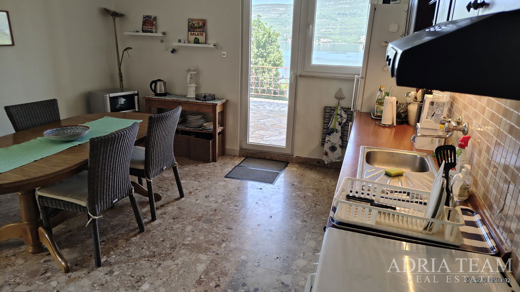 KUĆA S PRELIJEPIM OTVORENIM POGLEDOM NA MORE, DJELOMIČNO OBNOVLJENA - DONJI KARIN