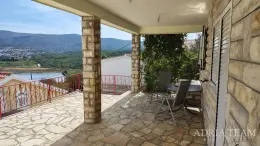 KUĆA S PRELIJEPIM OTVORENIM POGLEDOM NA MORE, DJELOMIČNO OBNOVLJENA - DONJI KARIN nekretnina za prodaju