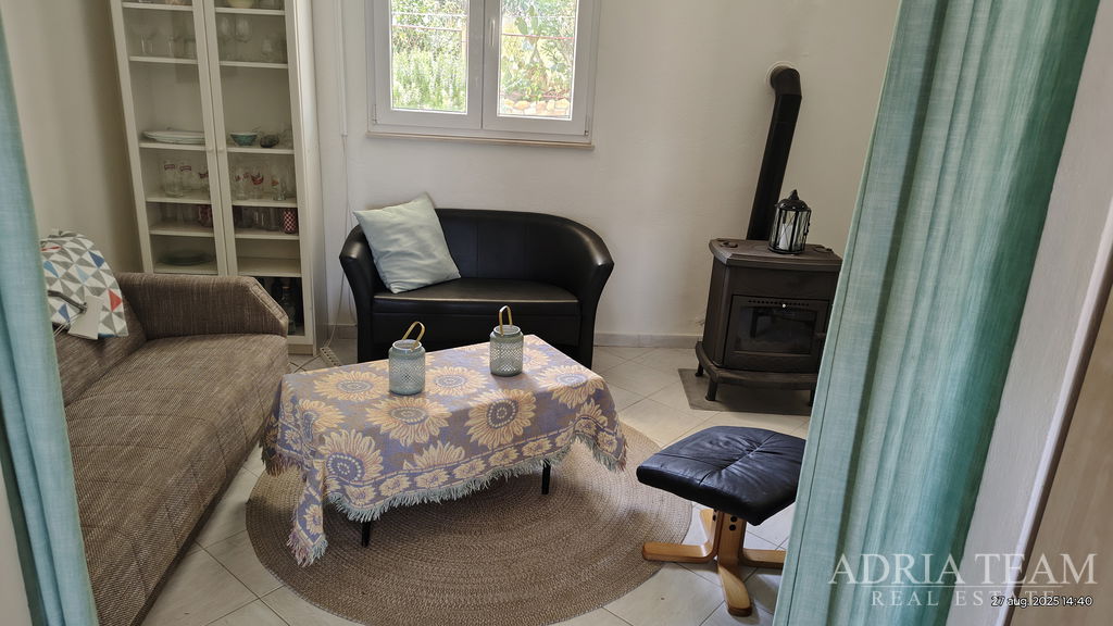 KUĆA S PRELIJEPIM OTVORENIM POGLEDOM NA MORE, DJELOMIČNO OBNOVLJENA - DONJI KARIN