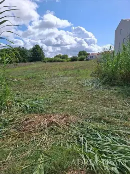 GRAĐEVINSKO ZEMLJIŠTE, BLIZINA MORA, MIRNA I TIHA POZICIJA - PRIVLAKA nekretnina za prodaju