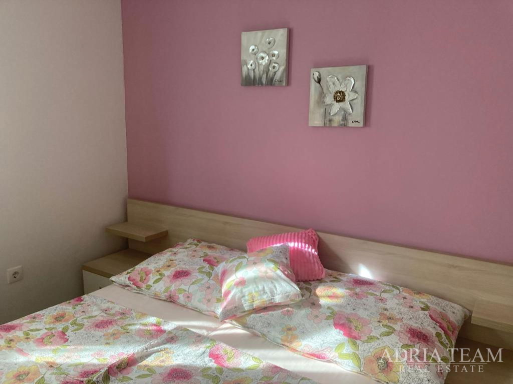 POLOVICA DVOJNE KUĆE S VRTOM, PRVI RED DO MORA - PRIVLAKA