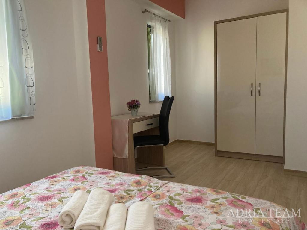 POLOVICA DVOJNE KUĆE S VRTOM, PRVI RED DO MORA - PRIVLAKA