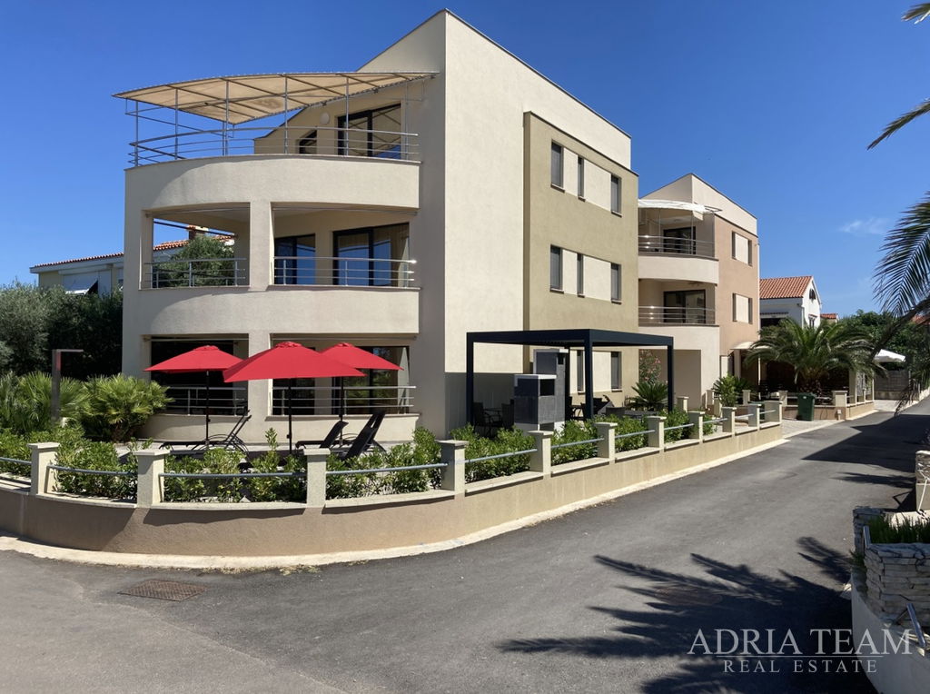 POLOVICA DVOJNE KUĆE S VRTOM, PRVI RED DO MORA - PRIVLAKA