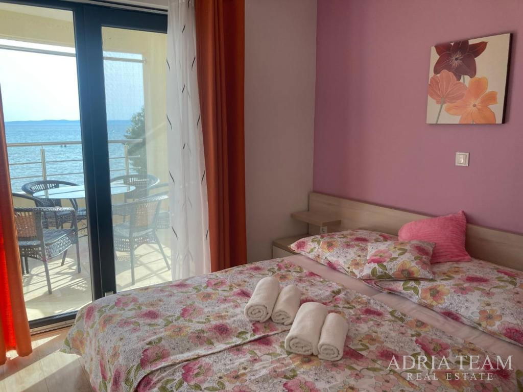 POLOVICA DVOJNE KUĆE S VRTOM, PRVI RED DO MORA - PRIVLAKA