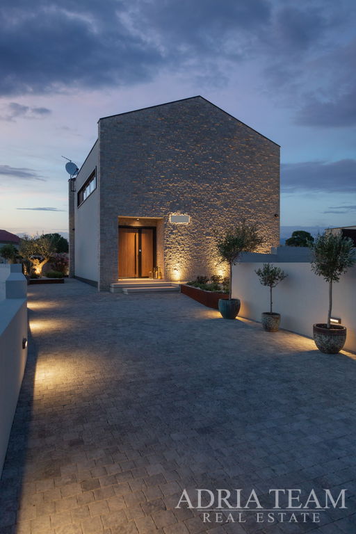 KUĆA S LJETNOM KUHINJOM I BAZENOM, NOVOGRADNJA - VISOČANE