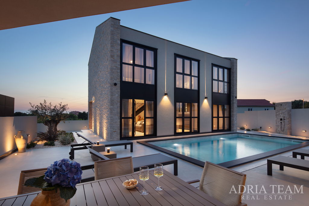 KUĆA S LJETNOM KUHINJOM I BAZENOM, NOVOGRADNJA - VISOČANE