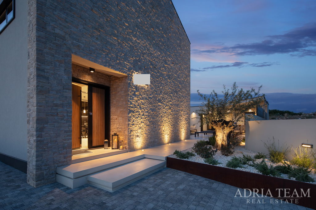 KUĆA S LJETNOM KUHINJOM I BAZENOM, NOVOGRADNJA - VISOČANE