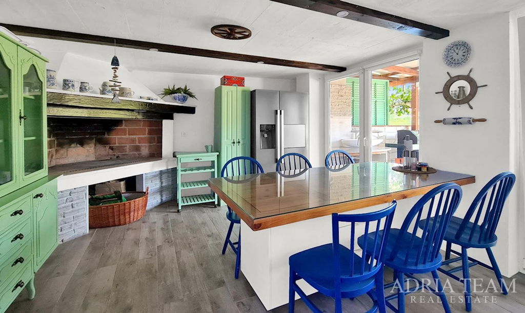 PREUREĐENA APARTMANSKA KUĆA, PRVI RED DO MORA - MEKA DRAGA, KRUŠEVO