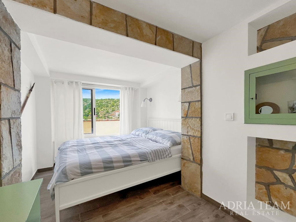 PREUREĐENA APARTMANSKA KUĆA, PRVI RED DO MORA - MEKA DRAGA, KRUŠEVO