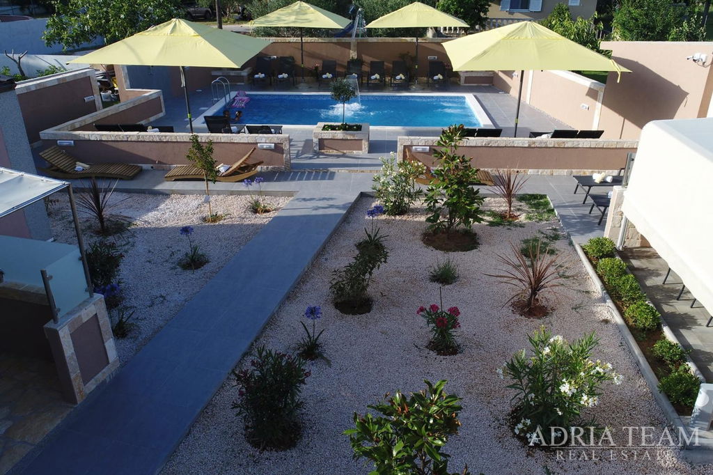 APARTMAN U SUTERENU S BAZENOM I VELIKIM VRTOM - PRIVLAKA