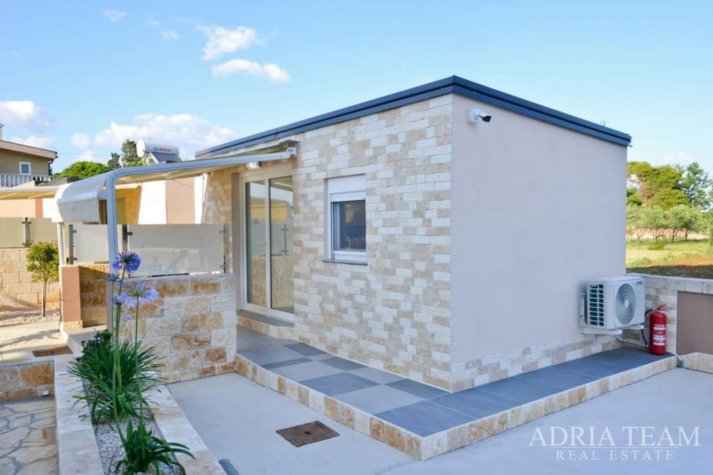 APARTMAN U SUTERENU S BAZENOM I VELIKIM VRTOM - PRIVLAKA