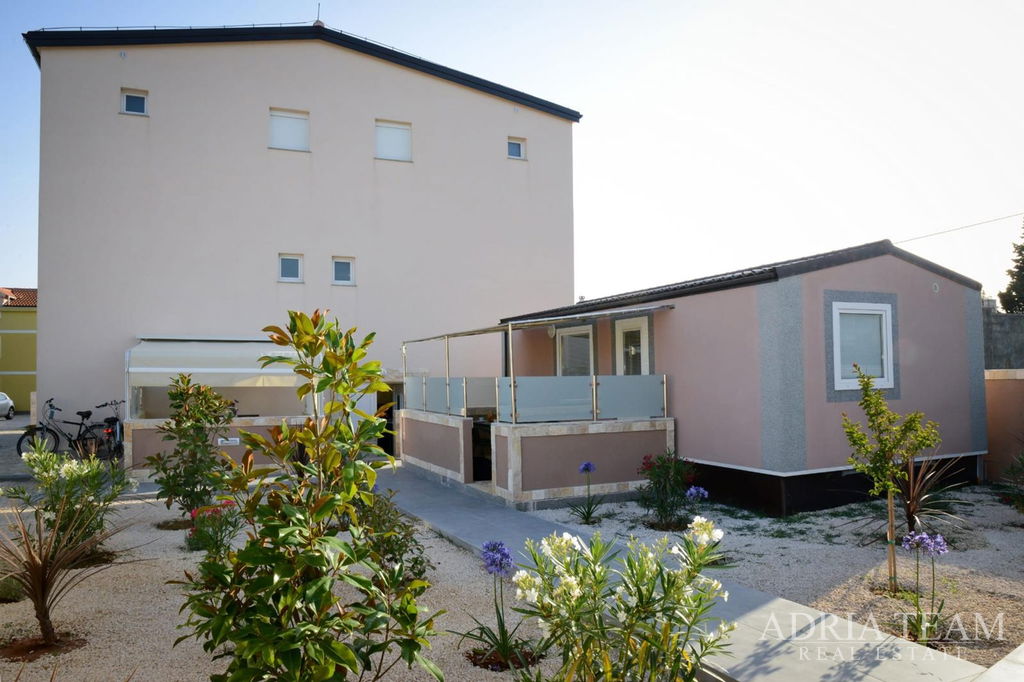 APARTMAN U SUTERENU S BAZENOM I VELIKIM VRTOM - PRIVLAKA